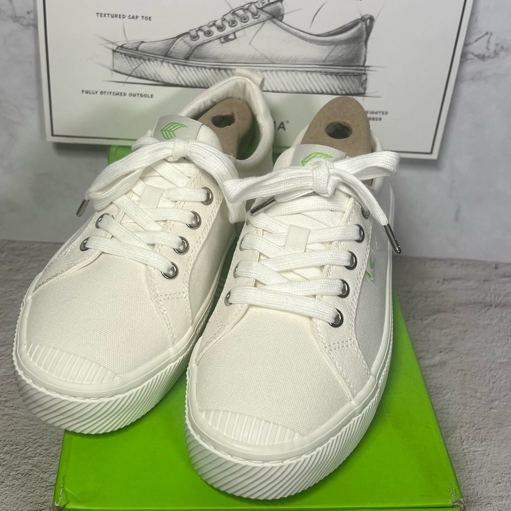 Cariuma Oca Low Sneakers Size 8.5 Women/7 Men White, New